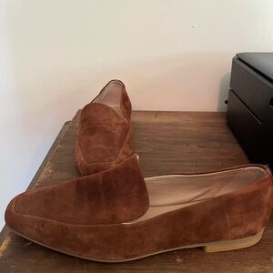 Gently worn. Club Monaco suede flat W6